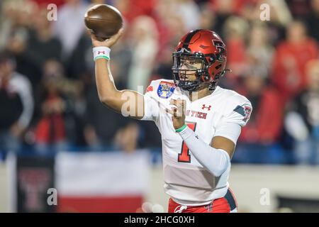 Memphis, Tennessee, Stati Uniti. 28th Dic 2021. Il quartier-back dei Texas Tech Red Raiders Donovan Smith (7) lancia un pass durante l'AutoZone Liberty Bowl del 63rd tra i Mississippi state Bulldogs e i Texas Tech Red Raiders al Liberty Bowl Memorial Stadium di Memphis, Tennessee. James/CSM/Alamy Live News Foto Stock