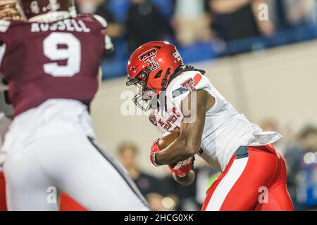 Memphis, Tennessee, Stati Uniti. 28th Dic 2021. I Texas Tech Red Raiders che running back SaRodorick Thompson (4) corrono per lo yardage positivo durante l'AutoZone Liberty Bowl 63rd tra i Mississippi state Bulldogs e i Texas Tech Red Raiders al Liberty Bowl Memorial Stadium di Memphis, Tennessee. James/CSM/Alamy Live News Foto Stock