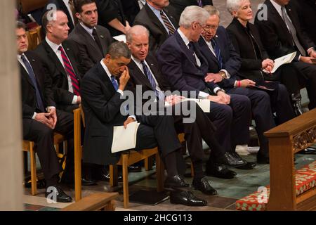 Washington, DC, Stati Uniti. 21st Dic 2012. Il presidente degli Stati Uniti Barack Obama, a sinistra, ascolta il vicepresidente Joe Biden, al centro, ex presidente Bill Clinton, al centro a destra, E il leader della maggioranza del Senato degli Stati Uniti Harry Reid (democratico del Nevada) prima dell'inizio del servizio funebre per il senatore degli Stati Uniti Daniel Inouye (democratico delle Hawaii) alla Cattedrale Nazionale di Washington a Washington, DC, USA, 21 dicembre 2012. Inouye, un veterano della seconda guerra mondiale, è stato il secondo senatore più lungo nella storia.Credit: Jim Loscalzo/Pool via CNP/dpa/Alamy Live News Foto Stock