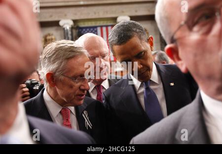 Il presidente degli Stati Uniti Barack Obama parla con il leader della maggioranza del Senato Harry Reid di Net., a sinistra, e il senatore Patrick Leahy, D-Vt., a Capitol Hill a Washington, martedì 25 gennaio 2011, dopo aver portato il suo stato dell'Unione indirizzo .Credit: Pablo Martinez Monsivais/Pool via CNP Foto Stock