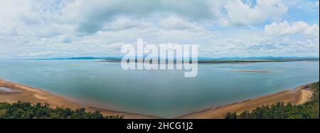 Panorama di un fiume marea con sbarre di sabbia e le rive fiancheggiate da mangrovie e altri alberi tolleranti acqua salata Foto Stock