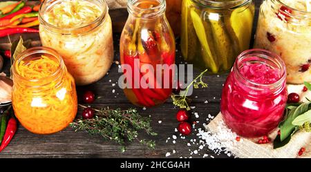 Cibo fermentato su tavola di legno. Alta fonte di probiotici. Foto Stock