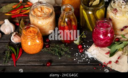 Cibo fermentato su tavola di legno. Alta fonte di probiotici. Foto Stock