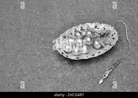 Attardani o Fragrance Holder o Rose Water Holder in Original Silver, studio shot, Pune, Maharashtra, India Foto Stock