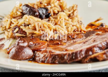 Manzo in salsa con funghi e castagne e risotto. Cucina gourmet francese. Primo piano Foto Stock