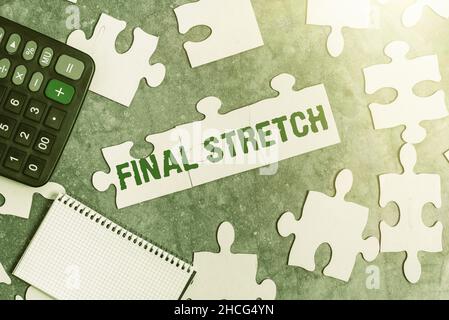 Tratto finale della didascalia concettuale. Foto concettuale ultima gamba conclusione Round finale fase finale anno di costruzione di un puzzle bianco incompiuto Foto Stock