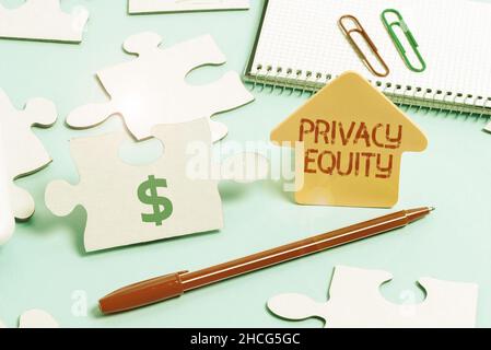 Didascalia concettuale Private Equity. Parola scritta su capitale che non è elencato su un pubblico scambio investimenti costruire un bianco incompiuto Jigsaw Foto Stock