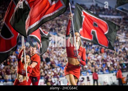 Memphis, Tennessee, Stati Uniti. 28th Dic 2021. I cheerleaders Texas Tech Red Raiders corrono con bandiere durante l'AutoZone Liberty Bowl 63rd tra i Mississippi state Bulldogs e i Texas Tech Red Raiders al Liberty Bowl Memorial Stadium di Memphis, Tennessee. Texas Tech ha sconfitto il Mississippi state 34-7. James/CSM/Alamy Live News Foto Stock