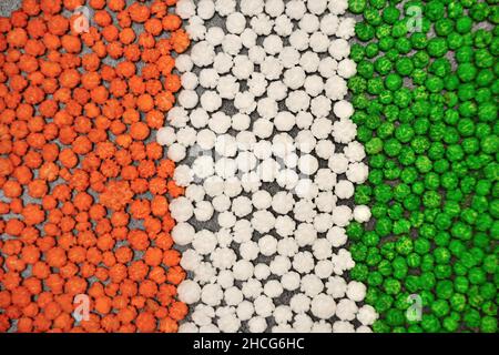 Halwa o piccole palle di sciroppo di zucchero per il festival Sankranti a Maharashtra Foto Stock