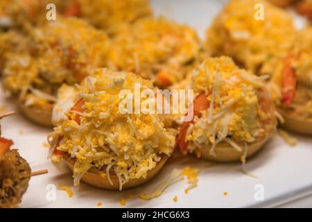 Tradizionale pintxos spagnolo di insalata russa o ensaladilla rusa con gamberi in mostra in un ristorante, San Sebastian Donostia, Paesi Baschi, Spagna Foto Stock