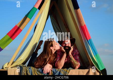 Coppia escursionisti campeggio sulla natura. Amanti romantici in vacanza campeggio. Coppia di hipster che baciano nella tenda del campo. Foto Stock