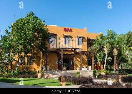 Hurghada, Egitto - 03 giugno 2021: Vista dell'edificio SPA della Stella di Mare Beach Resort and Spa Makadi Bay situato nella Baia di Makadi, che uno di Eg Foto Stock
