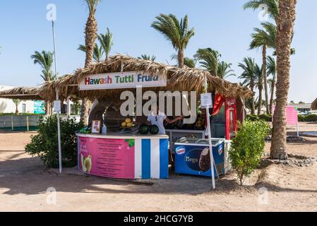 Hurghada, Egitto - 03 giugno 2021: Vista del negozio di frutta Hawash tutti Fruiti al Labranda Club Makadi a Makadi Bay, che uno di Egitto bella Re Foto Stock