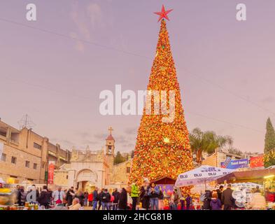 Nazareth, Israele - 24 dicembre 2021: Scena serale della piazza della chiesa (vicino a Mary Well), con la Chiesa Greco-Ortodossa dell'Annunciazione, Christm Foto Stock