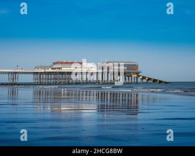 Vista del Cromer Beach che mostra il famoso molo, Norfolk, Inghilterra, Foto Stock