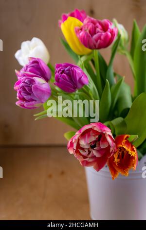 Mix di tulipani primaverili fiori. Bouquet in vaso. Fiore di primavera multicolore. Regalo. Rosso, rosa, bianco e giallo. Sfondo con fiori tulipani primo piano diversi colori. Foto Stock