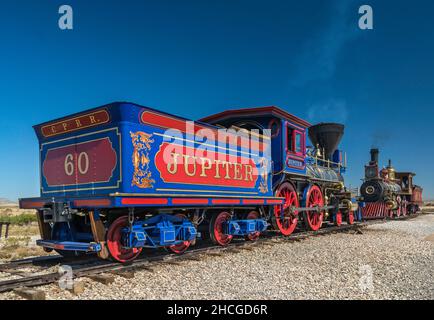 Giove e n. 119 repliche di locomotiva con motore a vapore presso l'Last Spike Site al promontorio Summit, Golden Spike National Historical Park, Utah, USA Foto Stock