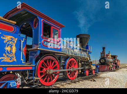 Giove e n. 119 repliche di locomotiva con motore a vapore presso l'Last Spike Site al promontorio Summit, Golden Spike National Historical Park, Utah, USA Foto Stock