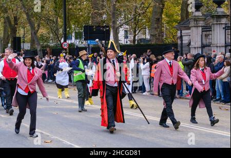 Banca d’Inghilterra partecipanti alle tradizionali giacche rosa ondano e marciano al Lord Mayor’s Show 2021, Londra. Foto Stock