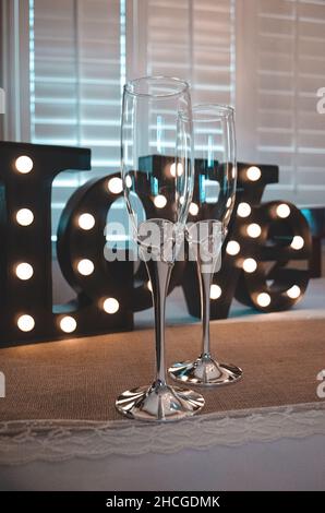 Primo piano verticale di due bicchieri da champagne su un tavolo Foto Stock