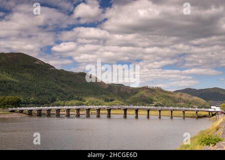 Ponte pedaggio in legno a Penmaenpool sull'estuario di Mawddach, Galles Foto Stock
