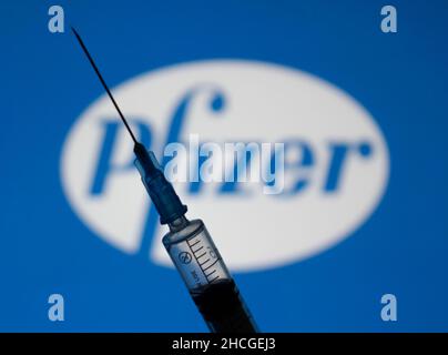 Pfizer vaccino contro Covid-19, il concetto di farmaci medici da Pfizer. Foto Stock
