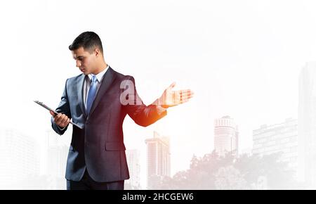 Uomo caucasico in business suit e tirante Foto Stock