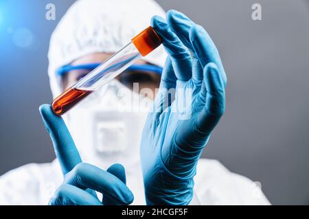 La dottoressa o lo scienziato ha inventato il vaccino rosso contro il covid 19 o il Coronavirus Foto Stock