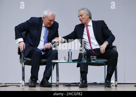 Foto di archivio datata 10/04/18 di (da sinistra a destra) l'ex taoiseach Bertie Ahern e l'ex primo ministro Tony Blair in occasione di un evento per celebrare il 20th anniversario dell'accordo del Venerdì Santo, presso la Queen's University di Belfast. Data di emissione: Mercoledì 29 dicembre 2021. Foto Stock