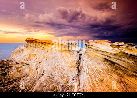 Formazione rocciosa lungo la costa del Pacifico nel Parco Nazionale di Kamay Botany Bay Foto Stock