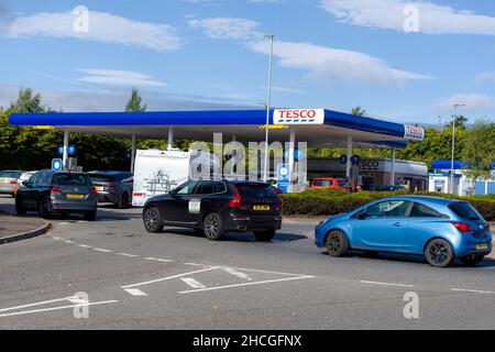 Vista generale del pubblico che riempie le proprie auto a Tesco da Bonnyrigg. Si teme una carenza di benzina dovuta alla mancanza di conducenti di autocisterne disponibili per la consegna. Credito: Euan Cherry Foto Stock