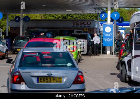 Vista generale del pubblico che riempie le proprie auto a Tesco da Bonnyrigg. Si teme una carenza di benzina dovuta alla mancanza di conducenti di autocisterne disponibili per la consegna. Credito: Euan Cherry Foto Stock