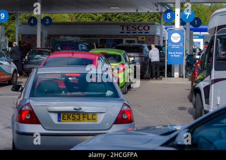 Vista generale del pubblico che riempie le proprie auto a Tesco da Bonnyrigg. Si teme una carenza di benzina dovuta alla mancanza di conducenti di autocisterne disponibili per la consegna. Credito: Euan Cherry Foto Stock