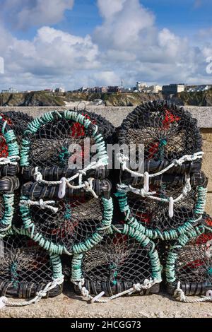 Nuovi vasi di gamberi di aragosta di granchio accatastati sulla banchina nel porto di Newquay sulla costa nord della Cornovaglia. Foto Stock