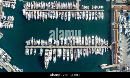 Vista aerea di un porto con navi ancorate e barche a Izmir, Turchia Foto Stock