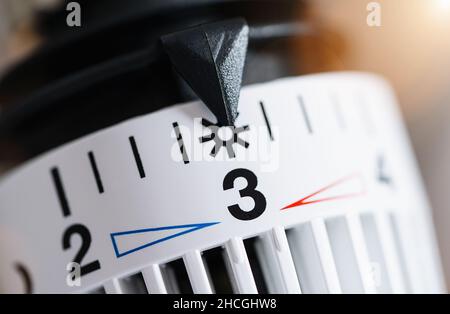 Manopola di regolazione della temperatura del radiatore di riscaldamento Foto Stock