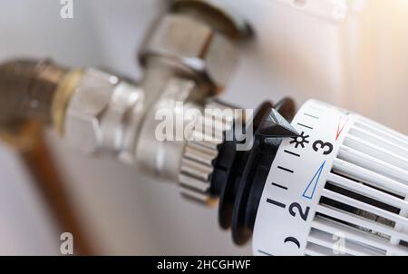 valvola termostatica del radiatore impostata alla temperatura media Foto Stock