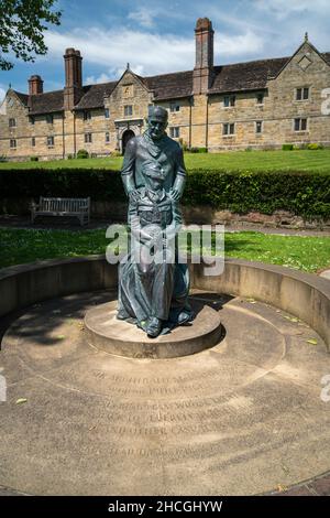 Statua del pioniere del chirurgo plastico, Sir Archibald McIndoe, fuori dal Sackville College nella storica città di East Grinstead, West Sussex, Regno Unito Foto Stock