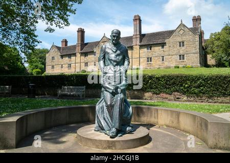 Statua del pioniere del chirurgo plastico, Sir Archibald McIndoe, fuori dal Sackville College nella storica città di East Grinstead, West Sussex, Regno Unito Foto Stock