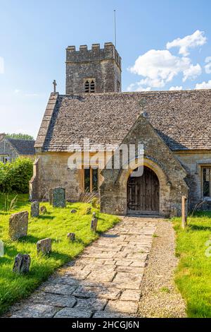 La chiesa normanna del 12th secolo di San Pietro nel villaggio Cotswold di Little Barrington, Gloucestershire Regno Unito Foto Stock