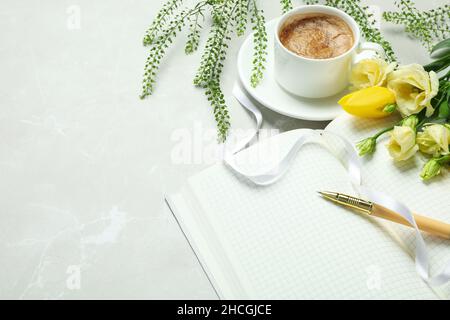 Ciao primavera concetto su sfondo chiaro, spazio per il testo Foto Stock
