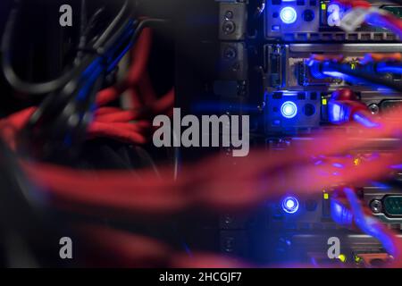 sala server di rete vicina a hub o switch in fibra ottica per comunicazioni digitali e internet nel data center aziendale mainframe Foto Stock