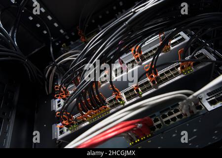 sala server di rete vicina a hub o switch in fibra ottica per comunicazioni digitali e internet nel data center aziendale mainframe Foto Stock