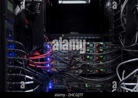 sala server di rete vicina a hub o switch in fibra ottica per comunicazioni digitali e internet nel data center aziendale mainframe Foto Stock