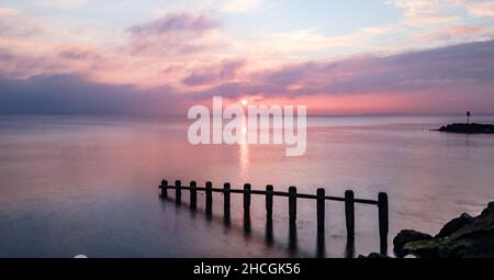 Bellissimo scatto di un magnifico colorato sopra il mare con onde calme Foto Stock