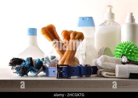 Prodotti da bagno per cani su armadio in legno in un bagno con sfondo bianco isolato. Vista frontale. Composizione orizzontale. Foto Stock