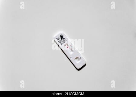 ACON Flowflex SARS-COV-2 Antigen Rapid Test Self-Test (Lateral Flow Test) dispositivo per test su cassetta fornito dall'NHS che mostra un risultato negativo (chiaro) Foto Stock