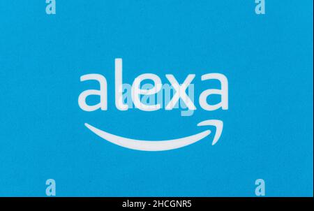 Logo Amazon Alexa su sfondo blu. Amazon's Echo Dot, Alexa è un assistente virtuale Smart Home Echo Voice Service di Amazon. Foto Stock