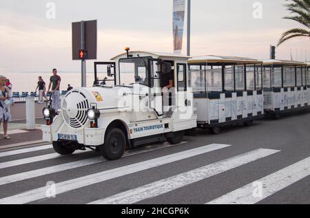 Treno turistico senza binari bianchi per visitare la Promenade des Anglais. Nizza, Francia - 28 settembre 2021. Foto Stock