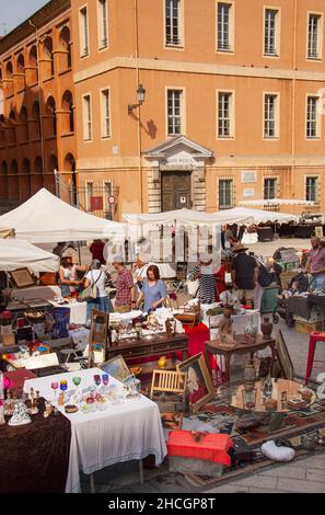 Persone all'aperto antiquariato e mercato delle pulci nella città vecchia di Nizza, Francia. Nizza, Francia - 27 settembre 2021. Foto Stock